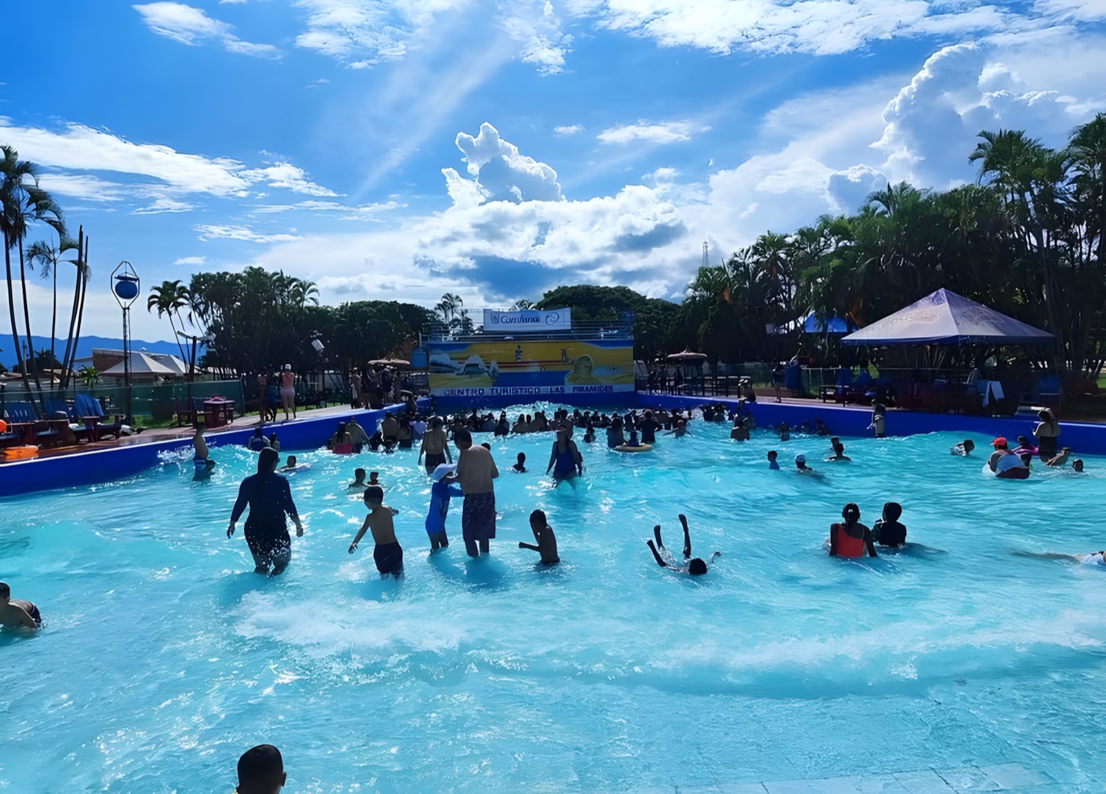 Piscina de olas de Las Pirámides